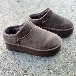 Cushionaire Brown Suede Platform Slippers
